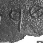 Exemple d’inscription en grec figurant sur les éléments de jambage du lit (Cliché P. Foliot-CCJ-CNRS © CCJ-CNRS)