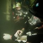 Communication entre un scaphandrier et un archéologue-plongeur, en plongée autonome, au moyen d'une tablette et d'un crayon. (Cliché T. Seguin ©  O'Can-Ipso Facto, Mdaa/CG13)