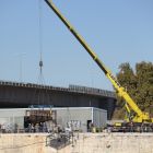 C'est une grue de 80 tonnes qui assure le levage de l'ensemble berceau-tronçon. (Cliché R. Bénali © Studio Atlantis, Mdaa/CG13)