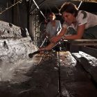 Nettoyage du plancher de cale du tronçon 7 par Sabrina Marlier (MdAa), responsable d'opération. (Cliché R. Bénali © Studio Atlantis, Mdaa/CG13)