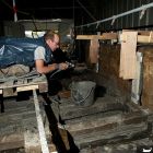 Nettoyage du tronçon 5 par Fabrice Laurent (Ipso Facto), archéologue naval, après le démontage du plancher de cale. (Cliché L. Roux © O'Can-Ipso Facto, Mdaa/CG13)