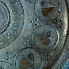 Détail de la décoration du plateau du candélabre. Bronze avec incrustations de cuivre rouge et argent (Cliché A. Chéné-CCJ-CNRS © CCJ-CNRS)