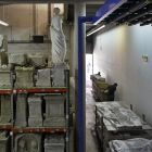 Les pièces démontées de l'arrière du chaland, et conditionnées sur des plateaux inox et dans des caisses, sont dans un premier temps stockées dans les réserves lourdes du musée  (cliché R. Bénali © Studio Atlantis, Mdaa/CG13) 