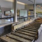 Juillet 2013. Près de la moitié arrière du chaland est en place dans la fosse du musée départemental Arles antique  (cliché R. Bénali © Studio Atlantis, Mdaa/CG13)