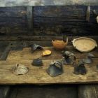 La céramique de cuisine et la lampe sont disposées sur des planches en résineux qui protégeaient le fond de la coque  (cliché R. Bénali © Studio Atlantis, Mdaa/CG13)