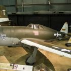 Le « Fiery Ginger », modèle de P-47D Razorback avec sa verrière à montants, exposé au National Museum of the United States Air Force, Dayton, Ohio, E.U. (Cliché U.S. Air Force, source : https://www.nationalmuseum.af.mil/Visit/Museum-Exhibits/Fact-Sheets/Display/Article/196277/republic-p-47d-razorback-version/ © National museum of USAF)