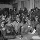 Mars 1945, à la base de Ramitelli en Italie, des Tuskegee Airmen reçoivent leurs instructions de mission (Source : https://www.nationalmuseum.af.mil/ © National museum of USAF)