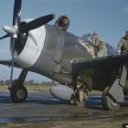 L'équipe au sol se charge de l'entretien du Republic P-47 Thunderbolt piloté par le capitaine Johnson. Le sergent George Baltimore travaille sur le réservoir d'essence, le caporal Jack Kazanjac sur le moteur, le sergent Howard Buckner près du cockpit et le soldat Albert Asplint sur l'aile (Cliché TR 1411, British Official Photographer, WWII. IWM, source : https://www.iwm.org.uk/collections/item/object/205188763 © IWM TR 1411)