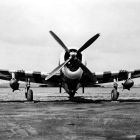 Bombes placées sous les ailes d'un P-47 (Source : https://www.museeairespace.fr/aller-plus-haut/collections/republic-p-47d-thunderbolt/ © Republic Aviation Corporation  / Coll. Musée de l’Air et de l’Espace)