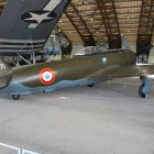 Vue du profil arrière du P-47 conservé au Musée de l'Air et de l'Espace, décoré avec l’insigne du G.C. 2/5 La Fayette, la tête de Sioux (Source : https://www.museeairespace.fr/aller-plus-haut/collections/republic-p-47d-thunderbolt/ © Musée de l'Air et de l'Espace - Le Bourget / Frédéric Cabeza)