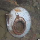 Détail d'une des cuvettes de toilette sur le fond, vue sous-marine  de 2013 (Cliché du ROV Copetech © DRASSM)