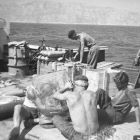 Chantier à bord de la Calypso. Remplissage des bouteilles de scaphandre et confection du panier-filtreur (d'après Benoit 1961, p. 20)