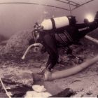 Dégagement à l'aide de la suceuse lors de la campagne de fouilles de 1999 (© F. Bassemayousse/Mi-air-mi-eau-photo)
 