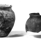 Urne tournée à décor peigné et partie supérieure de l’urne avec le même type de décor (Cliché P. Foliot-CCJ-CNRS © CCJ-CNRS)