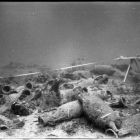 Vue sous-marine de deux plongeurs mesurant le tumulus d'amphores (Cliché Y. Chevalier © Y. Chevalier/DRASSM)