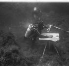 Vue sous-marine d'un plongeur effectuant des relevés topographiques (Cliché Y. Chevalier © Y. Chevalier/DRASSM)
 