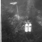 Vue sous-marine de deux plongeurs effectuant des relevés et mesures topographiques (Cliché Y. Chevalier © Y. Chevalier/DRASSM)