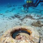 Vue sous-marine d'un plongeur sur l'épave et fragment de dolium au premier plan, campagne de 2010 (© T. Seguin/DRASSM)