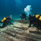 Étapes de la remontée de prélèvement d'un élément de la coque de l'épave (© T. Seguin/DRASSM)