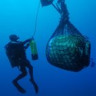 Remontée de dolium avec l'aide d'un parachute, campagne de 2010 (© T. Seguin/DRASSM)