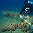 Plongeur effectuant des mesures sur le site lors de la campagne d'expertise de 2007 (© T. Seguin/DRASSM)
