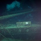 Vue sur le pont du Francesco Crispi avec les restes de cordages quasiment intacts (Cliché de la vidéo du ROV © DRASSM)