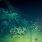 Eléments d'accastillage sur le pont du navire, notamment les treuils pour les mâts de charge (Cliché de la vidéo du ROV © DRASSM)