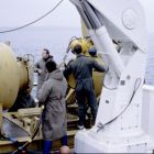 Equipe du GISMER au travail (1981) : tourelle de plongée et caisson de recompression (Cliché B. Liou-DRASSM © DRASSM)
