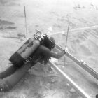 Plongeur effectuant des relevés sur la coque à l'aide d'un cadre de relevé et d'une règle en place (© Y. Chevalier/DRASSM)