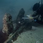 Plongeur effectuant des relevés sur la coque (© T. Seguin/DRASSM)