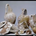 Vue d'une partie des céramiques trouvées sur l'épave (© P. Foliot, CNRS, Aix-Marseille Université, Centre Camille Jullian)