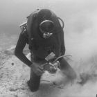Plongeur travaillant à la lance "Galeazzi", un lance-jet puissant (© Archives Drassm)