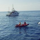 Vue du zodiac et du bateau Minibex pendant les opérations (Cliché M. L’Hour-DRASSM © DRASSM)