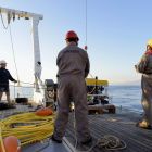 Travail à bord de l'André Malraux lors de la mission archéologique menée sur des épaves de la côte orientale de la Corse en 2013 (© Stéphane Cavillon/Drassm)