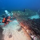 L'épave du Thunderbolt de Santa Severa posée sur le fond marin au milieu d'un champ de posiedonies (© Corse Images Sous-Marines)