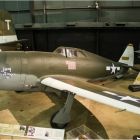 Le « Fiery Ginger », modèle de P-47D Razorback avec sa verrière à montants, exposé au National Museum of the United States Air Force, Dayton, Ohio, E.U. (Cliché U.S. Air Force, source : https://www.nationalmuseum.af.mil/Visit/Museum-Exhibits/Fact-Sheets/Display/Article/196277/republic-p-47d-razorback-version/ © National museum of USAF)