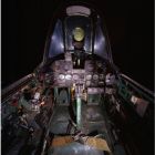 Vue de l'intérieur du cockpit d'un P-47D-30-RA de 1944, exposé au Air and Space Museum (États-Unis) [Inventory Number A19600306000 ; Republic Aviation Corporation, Etats-Unis d'Amérique ; Métal ; Dimensions : 430 x 1220cm, 4877kg, 1100cm. ]. (Avion transféré de l'U.S. Air Force, source : https://airandspace.si.edu/collection-objects/republic-p-47d-30-ra-thunderbolt/nasm_A19600306000 © National Air and Space Museum, Steven F. Udvar-Hazy Center, Chantilly, VA, États-Unis)