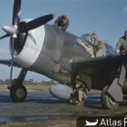 L'équipe au sol se charge de l'entretien du Republic P-47 Thunderbolt piloté par le capitaine Johnson. Le sergent George Baltimore travaille sur le réservoir d'essence, le caporal Jack Kazanjac sur le moteur, le sergent Howard Buckner près du cockpit et le soldat Albert Asplint sur l'aile (Cliché TR 1411, British Official Photographer, WWII. IWM, source : https://www.iwm.org.uk/collections/item/object/205188763 © IWM TR 1411)