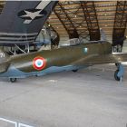 Vue du profil arrière du P-47 conservé au Musée de l'Air et de l'Espace, décoré avec l’insigne du G.C. 2/5 La Fayette, la tête de Sioux (Source : https://www.museeairespace.fr/aller-plus-haut/collections/republic-p-47d-thunderbolt/ © Musée de l'Air et de l'Espace - Le Bourget / Frédéric Cabeza)