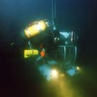 Le sous-marin Remora et un plongeur sur l’épave (Cliché F. Osada © F. Osada)