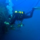 Plongeur autonome travaillant au niveau de la carotteuse installée sur la partie tribord de l'Alice Robert (© Frédéric Osada, Images Explorations)