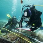 Observations et mesures sur la zone arrière de l’épave de Paragan  1 pendant la campagne de fouilles 2016 (©Lionel Roux - CNRS-CCJ)