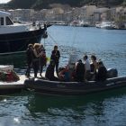 Embarquement des plongeurs pendant la campagne de fouilles 2016 (©Lionel Roux - CNRS-CCJ)