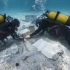 Protection des bois hors connexion de l’épave de Paragan 1 en vue d’une étude à terre pendant la campagne de fouilles 2017 (©Lionel Roux - CNRS-CCJ)