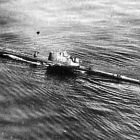 Le Rubis pendant un mauvais moment : les batteries sont hors service à 30 milles de la côte norvégienne, après de graves avaries subies lors du torpillage d'un convoi allemand  (22 août 1941) (© AGASM)