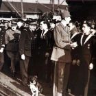 Visite du général De Gaulle : l’équipage en grand tenue et la petite mascotte Bacchus (© AGASM)