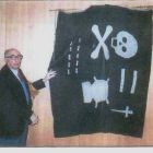 C. Ferret (ancien Président de la section "RUBIS" de l’AGASM) et le Jolly Roger original du Rubis, actuellement conservé dans les locaux de la section "RUBIS" de l’AGASM (© AGASM)