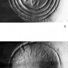 Marques circulaires incisées sur les fonds de lampes africaines : VISIARI (n. 1) et RUSINU VIC (n.2) (Cliché J.-C. Negrel © J.-C. Negrel / DRASSM)