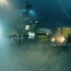 Vue du ROV Super-Achille qui récupère auprès du sous-marin Remora 2000 les bouées pour numérotes le mobilier. (Cliché X. Desmier, © X. Desmier/COMEX) 