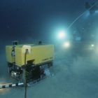 Le  ROV Super-Achille utilise son bras mécanique pour positionner le jalon altimétrique ; le sous-marin Remora 2000 en arrière plan. (Cliché X. Desmier, © X. Desmier/COMEX)